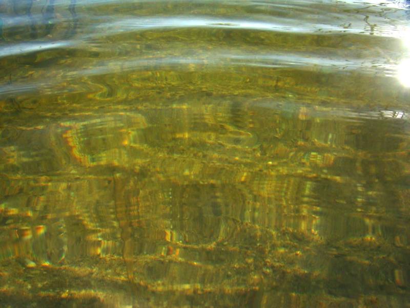 farbige Kaustiken im Wasser