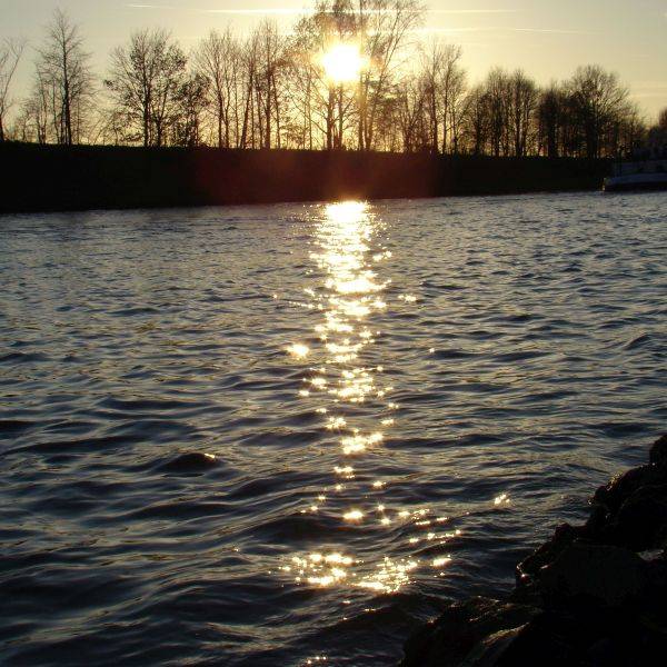 Lichtstraße auf dem Wasser