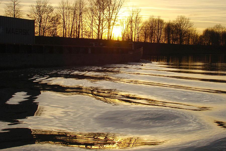 Reflexionen an Wasserwellen