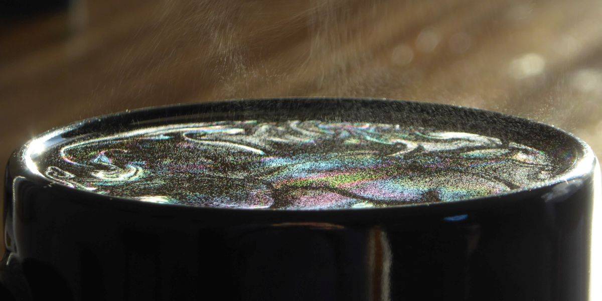 irisierende Farben über heißem Wasser