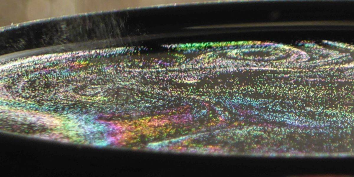 irisierende Farben über heißem Wasser